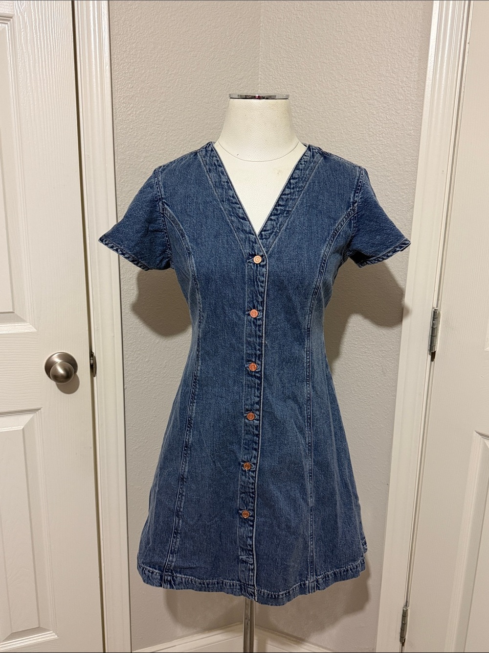 GAP Blue Denim Button-Front V-Neck Mini Dress Flutter Sleeves Flattering - Picture 2 of 7